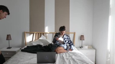 Sevgi dolu bir çiftin parlak ve neşeli yatak odasındaki evcil hayvanlarıyla samimi bir anını yakalıyorum.