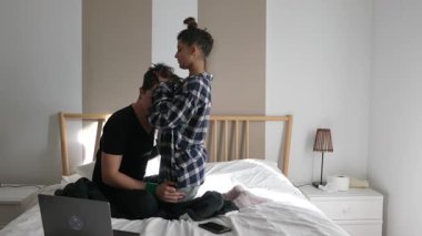 Bir çift, samimi bir yatak odasında derin bağlantılarını oyuncu etkileşimlerle sergilemekten zevk alır.