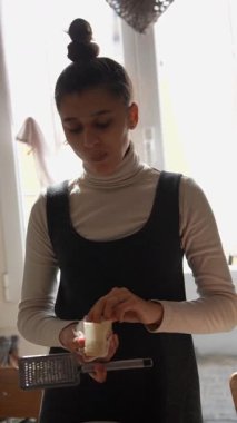 Canlı bir yemek hazırlama sahnesi başlıyor. Lezzetli bir yemek için taze malzemeler rendeleniyor.