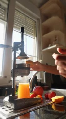 Çağdaş bir mutfak ortamında taze meyve sıkmak, canlı renkler ve çekici malzemeler sergilemek.