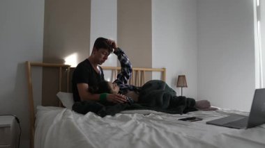 Sevgi dolu bir çift, sıcak ve samimi bir sabahın tadını çıkarıyor. Derin sevgilerini ve ilişkilerini sergiliyorlar.