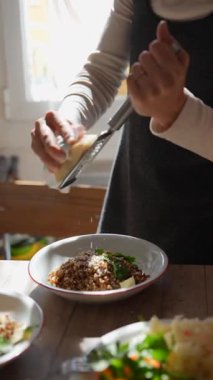 Yetenekli bir şef besleyici bir yemek hazırlıyor taze otlar ve baharatlarla, aşçılık yeteneklerini sergiliyor.