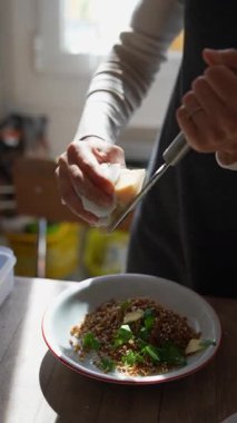 Yetenekli bir şef, rengarenk bir tabağa rendeleyerek taze bir yemek hazırlar. Böylece yemek deneyimi artar.