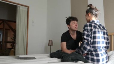 Sıcak bir odada, şefkatle, rahatlıkla ve gerçek bağlantılarla dolu birkaç anı paylaşıyoruz.