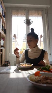 Unutulmaz bir yemek için konfor ve lezzetin özünü yakalayan enfes bir yemek deneyimi.