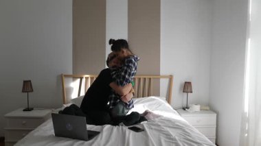 Bir çift, aşk ve derin bağlarını güzel bir şekilde sergileyerek, yataklarında mahrem anlardan zevk alır.