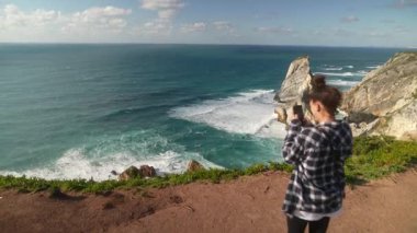 Yetenekli bir fotoğrafçı muhteşem okyanus manzaralarını kayalıklardan yakalar ve kalıcı anılar yaratır.