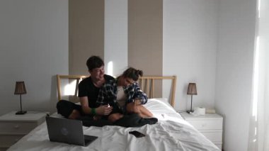 Bir çift, şık tasarlanmış odalarında, samimiyetlerini ve dostluklarını sergilemekten zevk alır.