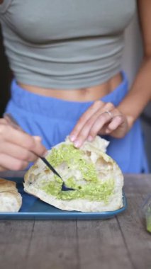 Lezzetli, canlı yeşil bir ziyafetin tadını çıkarın. Lezzetli bir atıştırmalık ya da yemek seçimi olarak sıcak ekmeğin üzerine koyun.