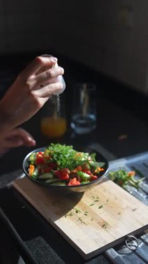 Güneşli bir mutfakta sağlıklı ve renkli bir salata taze, canlı sebzelerle ustalıkla hazırlanıyor.