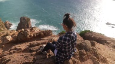 Uçsuz bucaksız okyanus tarafından geçirilen huzurlu ve huzurlu bir an. Enfes bir doğal güzellik ve saf sükunet sergiliyor.