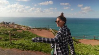 Son derece şık bir birey şık ve şık kıyafetler giyerken güzel manzaralı bir sahil yürüyüşünden zevk alır.