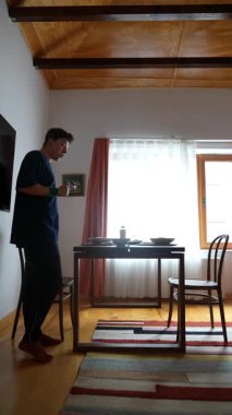 Parlak ve davetkar bir yemek alanında yemek için güzel hazırlanmış bir masada iki birey güzel bir etkileşim içindedir.