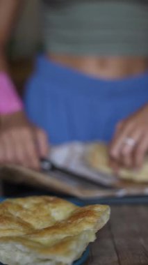 Becerikli bir birey, ev yapımı ekmek ve çeşitli lezzetli hamur işleri hazırlar.