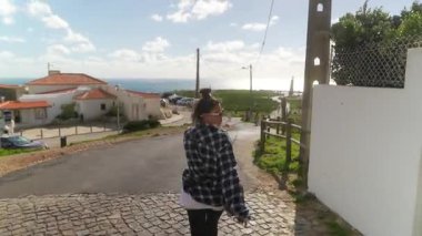 Huzurlu ve huzurlu bir yürüyüş güzel kıyı yolu boyunca, doğa ve çarpıcı okyanus manzaralarıyla kucaklanmış.