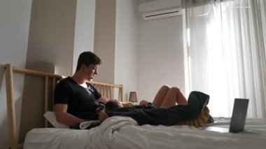 Güzel, sakin bir an. Sıcak bir atmosfer ve gelişmiş teknolojiyle dolu modern bir yatak odasında çekildi.