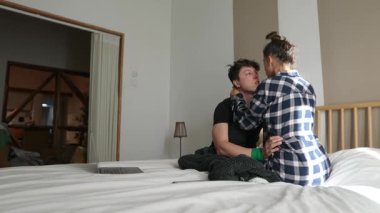 Bir çift, yatak odalarının samimi ve davetkar atmosferinin ortasında anlamlı bir sohbete daldı.