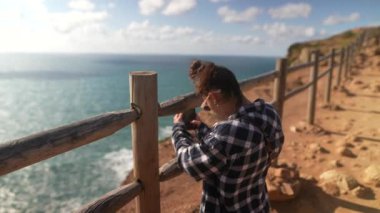 Sahilde sakin ve huzurlu bir an. Mükemmel bir şekilde nefes kesici güzellikler ve huzurlu titreşimler yakalıyor.