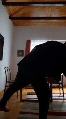 İki insan keyifli bir yemek yerken samimi bir sohbetten zevk alır. Sıcak, davetkar doğal bir ışıkla yıkanırlar.