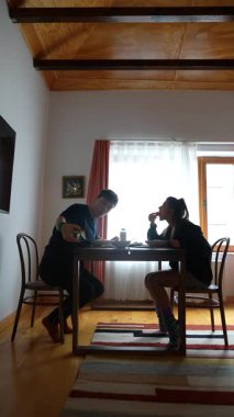 Arkadaşların birlikte yemek yediği, neşeli etkileşimleri ve eğlenceli anları yakaladığı samimi bir sahne..