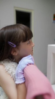 Genç bir kız merak içinde ve neşeli bir şekilde çevresiyle iç içe bir mutfak ortamında.