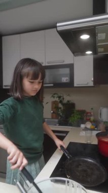 Küçük bir çocuk mutfakta yemek yapmayı öğrenir. Ailesiyle güzel vakit geçirir. Mutfak becerilerini keşfeder..