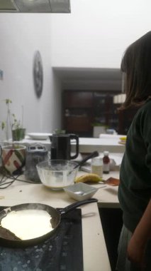 Bu genç çocuk, gözleme yaparken aşçılık becerilerini sergiliyor ve harika bir mutfak sahnesi yaratıyor..