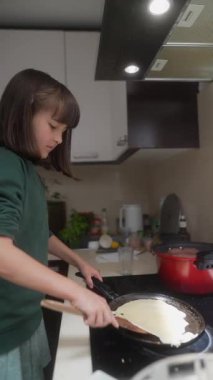 Genç bir çocuk yemek pişirmekten, fırında lezzetli bir yemeği sınırsız bir coşku ve yaratıcılıkla karıştırmaktan mutlu olur.