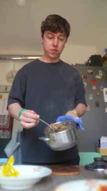 Yetenekli ve odaklanmış bir şef, canlı ve canlı bir mutfak ortamında mükemmel bir yemek hazırlar.