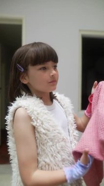 Doğuştan gelen merakını ve sınırsız yaratıcılığını sergileyen, neşeli bir anın tadını çıkaran genç bir çocuk.