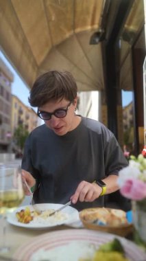 Parlak, güneşli bir günde etrafımda güzel bir manzaranın tadını çıkarırken dışarıda lezzetli bir yemeğin tadını çıkarıyorum.