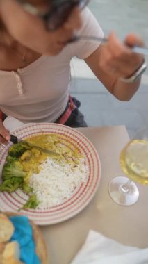 Bir insan açık hava yemek atmosferinin tadını çıkarırken körili lezzetli bir tabak pirinçten zevk alır.