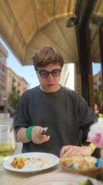 Bir insan gerçekten lezzetli bir yemeğin tadını çıkarırken aynı zamanda canlı ve canlı bir şehir ortamında vakit geçiriyor.