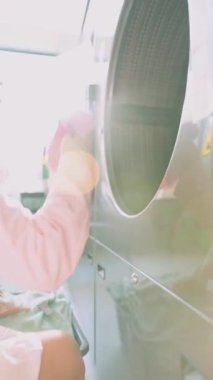 Şık, güneşli bir çamaşırhanede neşeli, neşeli ve kaygısız çamaşırhane aktivitelerini yakalayın.