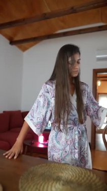 Huzurlu bir sabah sahnesi ev yapımı kahve hazırlama sanatını sergiliyor, derin bir sakinlik hissi uyandırıyor.