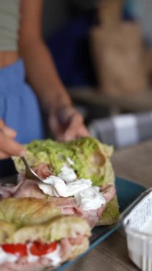 Renkli malzemelerin harmanlanıp lezzetli bir sandviç oluşturduğu canlı ve canlı bir sahne.