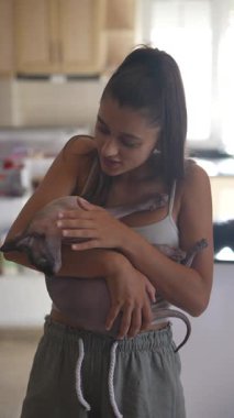 Genç bir kadın evcil hayvanıyla sevgi dolu ve şefkatli bir şekilde nişanlanıyor. Derin sevgi ve bağlarını güzel bir şekilde gösteriyor.