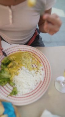 Canlı bir tabak aromatik pirinç, lezzetli sos ve taze yeşillikler, sağlıklı bir yemek deneyimi için mükemmel.