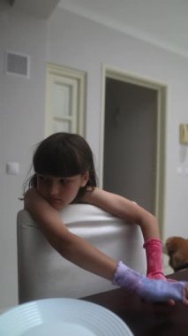 Neşeli bir çocuk renkli eldiven ambalajlarıyla etkileşime girer, neşe ve merak ifadeleri sergiler..