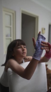 Yaratıcılığını ve ruhunu gösteren canlı, renkli elleri olan bir çocuk neşeyle oynar.