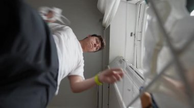 Genç bir adam kompleks bir ev geliştirme görevini eşsiz bir Lowangle perspektifinden tamamlamaya odaklanmıştır.