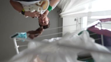 Açık sözlü bir an, çamaşırhane hokkabazlığı yapan birini yakalar, ev hayatına ilgi çekici ve ilgi çekici bir bakış sağlar.