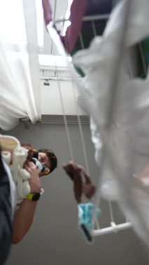 Zevkli ve çekici bir fotoğraf, bir insanı neşeli bir şekilde çeşitli yumuşak oyuncaklarla eğlenceli bir ortamda etkileşime girerken yakalar.