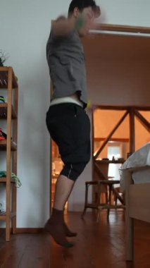 Enerjik ve enerjik hareketler ilham verici modern bir iç mekanda çeviklik ve uygunluk sergiliyor.