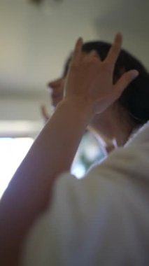 Huzurlu bir an, genç bir kadının zarif bir şekilde cilt rutinini uyguladığını gösterir. Güzellik ritüellerini özenle somutlaştırır.