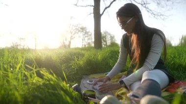 Huzurlu bir yaratıcılık ve rahatlama anının tadını çıkar. Güzelliğin güzellikleriyle çevrili.