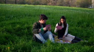 İki yakın arkadaş açık havada güneşli bir günün tadını çıkarırlar. Yeşillik bir alanda el işi yapıp harika şeyler yaratırlar.