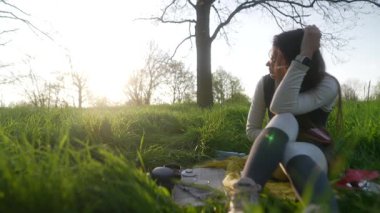 Huzurlu ve huzurlu bir an. Doğada güzel bir şekilde yakalanmış. Huzurlu bir günbatımının tadını çıkaran bir insan.