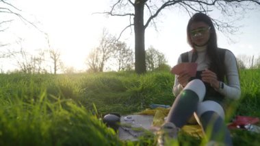 Mükemmel bir yaratıcı öğleden sonra, arkadaşlarla canlı, yemyeşil bir ortamda doğanın tadını çıkarıp resim yaparak geçirildi.