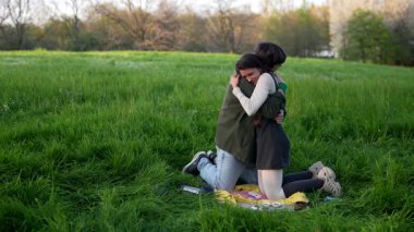 İki insanın, güzelliklerle dolu canlı yeşil bir alanda samimi bir kucaklaşmayı paylaştığı dokunaklı bir an gelir.